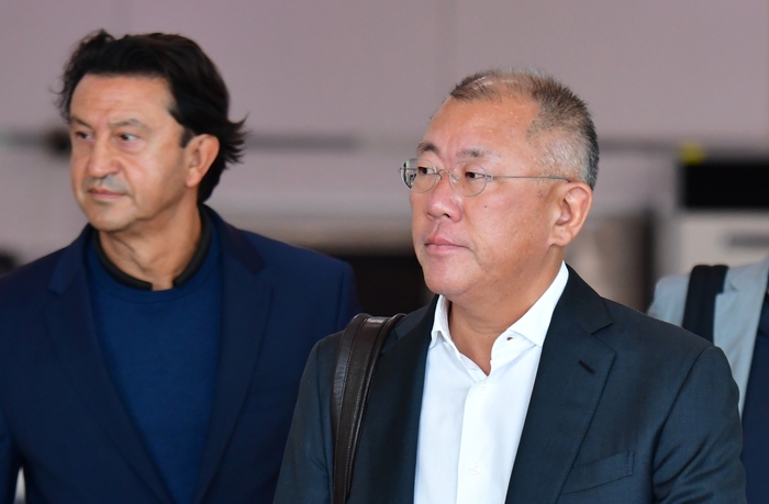 APEC 정상회의 참석을 위해 포항경주공항에 도착한 정의선 현대자동차그룹 회장과 호세 무뇨스 현대차 사장.