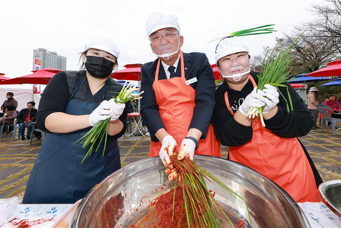 지난해 11월에 열린 2024 예천농산물축제에서 김학동(가운데) 예천군수가 예천쪽파김치 경연대회 참석자들과 기념촬영 하고 있다. <예천군 제공>