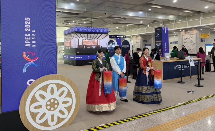 28일 경주역에 마련된 APEC 정상회의 환영 데스크에서 관계자들이 경주 방문객들을 맞이하고 있는 모습. 정재훈기자 jjhoon@yeongnam.com