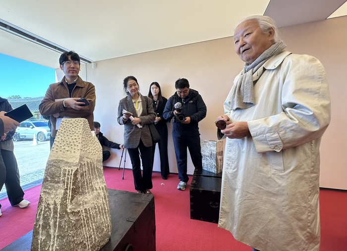 윤광조 작가가 28일 정오 경주 하우스오브초이 전시장에서 공생을 주제로 한 자신의 작품들에 대해 설명하고 있다. lozpjh@yeongnam.com