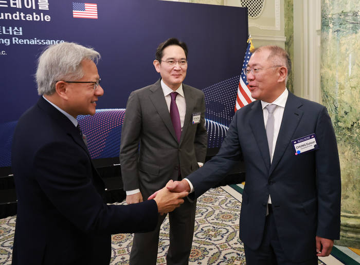 이재용 삼성전자 회장, 정의선 현대차그룹 회장이 25일(현지시간) 미국 워싱턴DC 윌라드 호텔에서 열린 한미 비즈니스 라운드 테이블에서 젠슨 황 엔비디아 최고경영자와 인사하고 있다. 연합뉴스