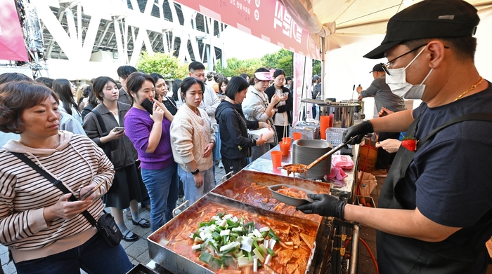 전형적인 가을 날씨를 보인 휴일인 26일 대구 북구 대구iM뱅크PARK 일원에서 열린 제5회 떡볶이 페스티벌을 찾은 시민들이 각 떡볶이 판매 부스를 찾아 맛을 보며 축제를 즐기고 있다.
이지용기자 sajahu@yeongnam.com