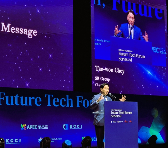 28일 경북 경주시 경주엑스포대공원 문무홀에서 열린 퓨처테크포럼 AI에서 최태원 SK그룹 회장이 환영사를 하고 있다. 이승엽 기자.