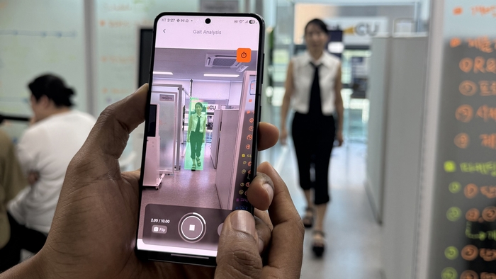 <주>에이아이씨유의 게이트 스캐너를 통한 걸음걸이 분석 시연 모습. 영남일보DB