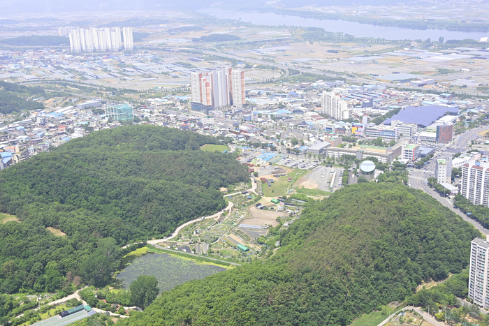 대구 달성군 화원읍 설화리 일대 전경. 사진 중앙의 공터 부지가 1997년 서부종합터미널 예정 부지로 지정된 이후 28년째 개발되지 않은 LH(한국토지주택공사) 소유 부지다.<영남일보 DB>