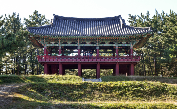 푸른 동해와 맞닿은 솔숲을 배경으로 하는 월송정. 고려시대 지어져 조선 중기 중건하고 전쟁과 식민지배 아래 여러 차례 무너지고 다시 세워지기를 반복했다. 지금의 월송정은 1980년 다시 태어났다.