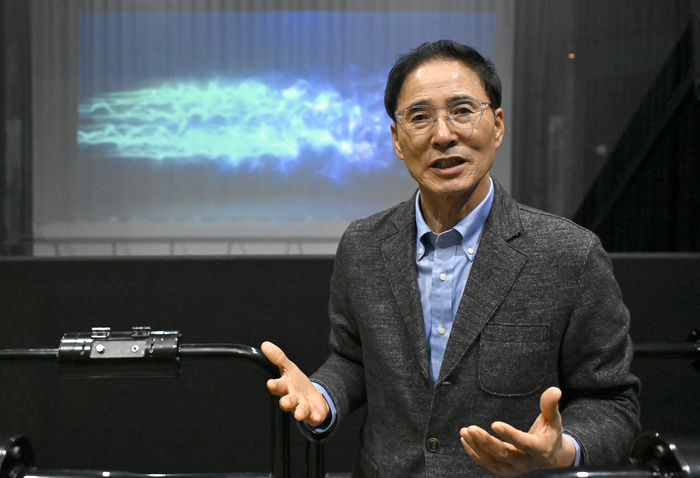 28일 오후 경북 경주시 경주스마트미디어센터에서 김장주 센터장이 영남일보와의 인터뷰에서 홀로그램 실감콘텐츠에 대해서 설명하고 있다.
이윤호기자 yoonhohi@yeongnam.com