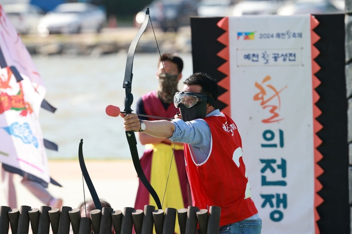 지난해 5월에 열린 예천활축제에서 활 공선전에 참가한 선수가 활 시위를 당기고 있다. <예천군 제공>