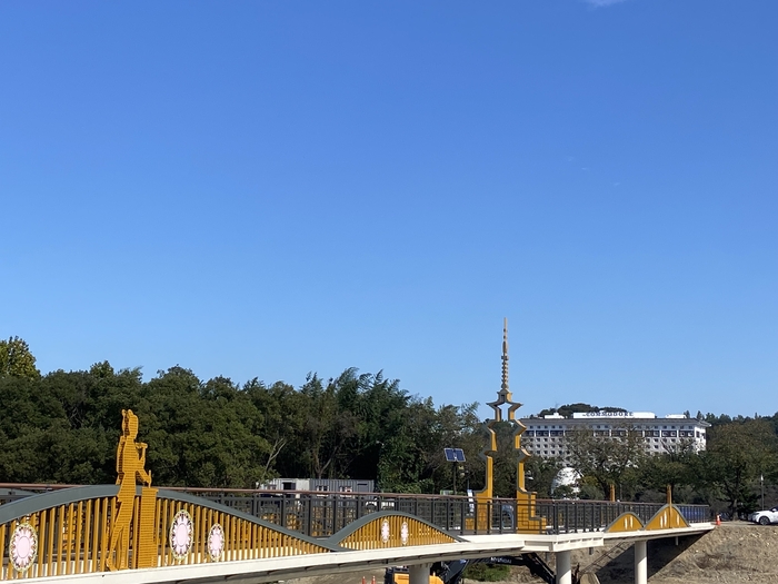 보문관광단지의 새로운 보행교량 사랑교 전경. 교량 양측에는 아사달과 아사녀, 연화좌 조형물이 설치돼 신라의 사랑과 기다림의 상징성을 표현하고 있다. 경북문화관광공사 제공