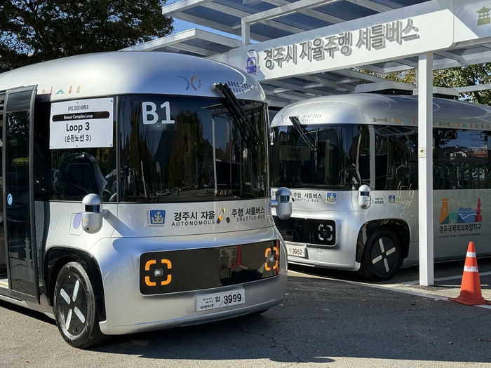 28일 오후 3시쯤 경북 경주시 엑스포 서편 주차장에서 자율주행 셔틀 로이(ROii)가 운행을 준비하고 있다. 구경모기자