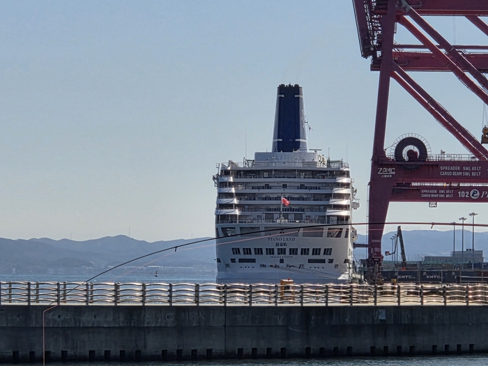 포항 영일만항에 정박한 피아노랜드호. <전준혁기자>