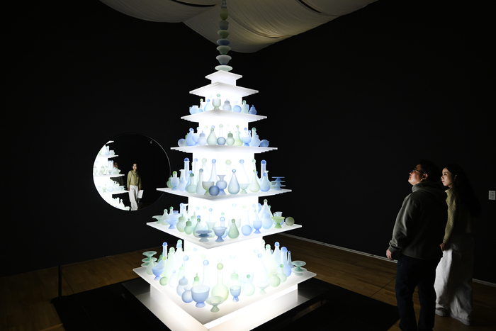 28일 오전 경북 경주시 경주솔거미술관에서 열린 신라한향(新羅韓香) - 신라에서 펼쳐지는 한국의 향기 특별전 찾은 관람객들이 박선민 작가의 시간의 연결성을 살펴보고 있다.
이윤호기자 yoonhohi@yeongnam.com