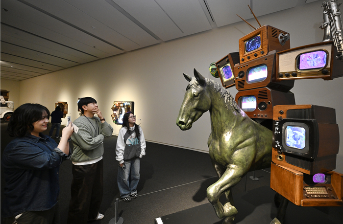 28일 오전 경북 경주시 우양미술관에서 열린 백남준 : Humanity in the circuits(회로 속의 인류애) 특별전 찾은 관람객들이 백남준 작가의 고대 기마인상를 살펴보고 있다.
이윤호기자 yoonhohi@yeongnam.com