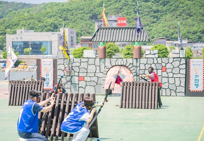 지난해 5월에 열린 예천활축제에서 활 공선전에 참가한 선수들이 시위를 당기며 치열한 공방전을 펼치고 있다. <예천군 제공>