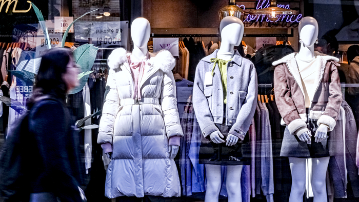 28일 대구 중구 동성로의 한 의류매장 쇼윈도에 두꺼운 패딩 점퍼가 진열돼 시민들의 시선을 끌고 있다. 대구지방기상청은 당분간 맑지만 쌀쌀한 날씨가 이어질 것으로 예보했다.
이현덕기자 lhd@yeongnam.com 