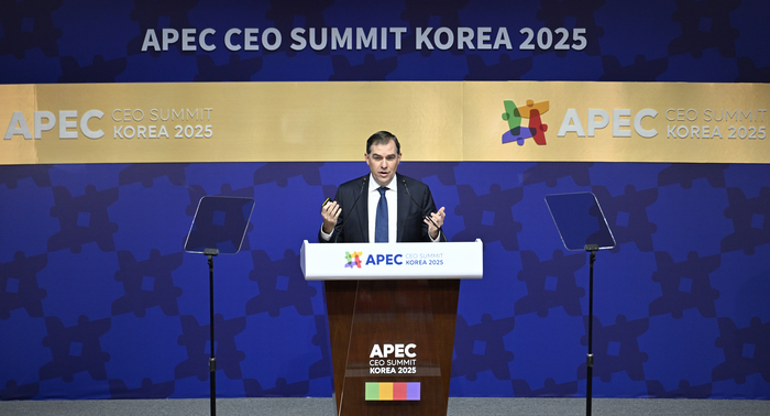 29일 오전 경북 경주예술의전당에서 열린 APEC CEO(최고경영자) 서밋에서 맷 가먼 AWS CEO이 AI 주도 경제를 주제로 연설하고 있다.
이윤호기자 yoonhohi@yeongnam.com