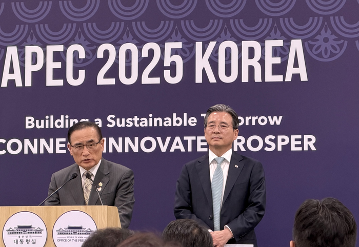 29일 경주 국제미디어센터에서 대통령실 위성락 안보실장(왼쪽)과 김용범 정책실장이 한미정상회담 결과에 대해 브리핑 하고 있다. 정재훈기자 jjhoon@yeongnam.com