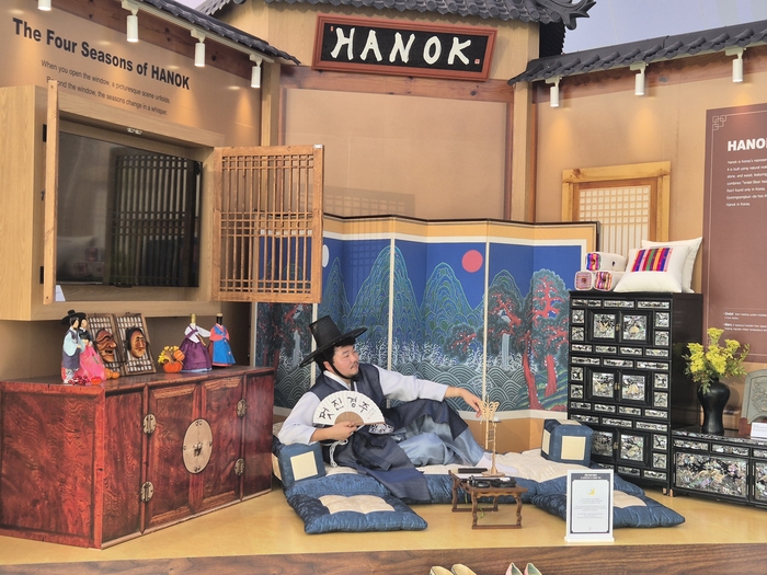 29일 경주예술의전당 야외전시장에 마련된 K-웨이브 플레이그라운드에 한복 홍보부스에는 외국인들의 발길이 끊이지 않았다. 이승엽 기자.