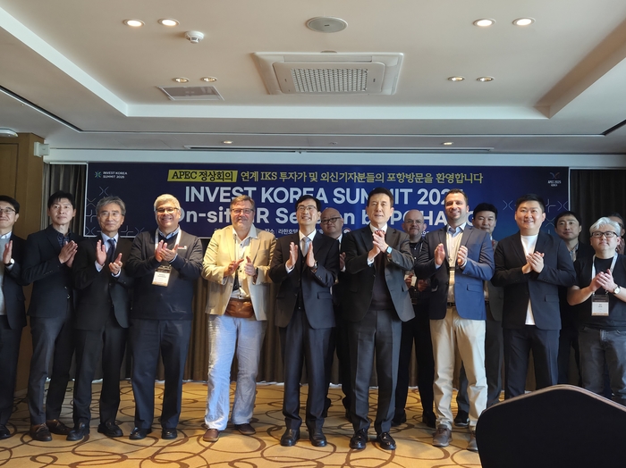 Invest KOREA Summit 2025 참석자들이 기념촬영을 하고 있다. <전준혁기자>