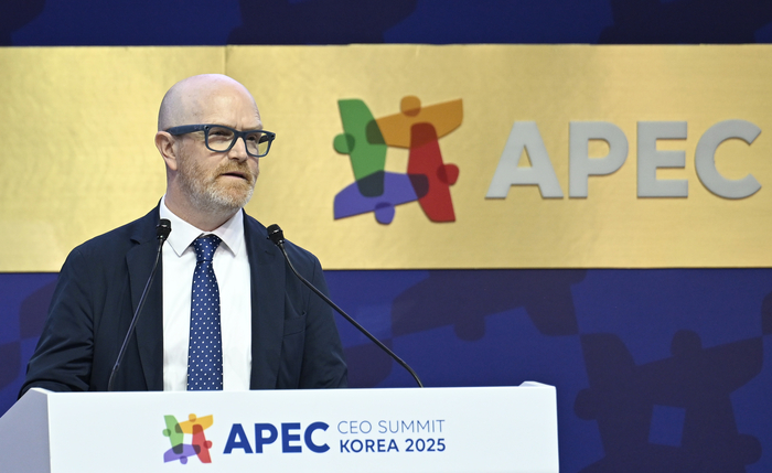 29일 오전 경북 경주예술의전당에서 열린 APEC CEO(최고경영자) 서밋에서 사이먼 밀너 메타 아시아태평양 공공정책 부사장이 AI 주도 경제를 주제로 연설하고 있다.
이윤호기자 yoonhohi@yeongnam.com