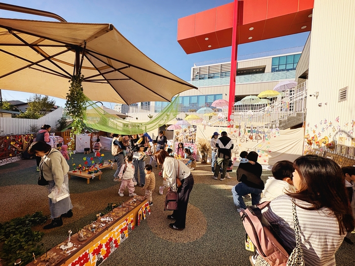 지난해 개원한 국공립 영덕 하나어린이집 원생들이 가을을 주제로 한 허수아비와 창작품 등을 만들어 오는 2일까지 전시하고 있다.(독자 제공)