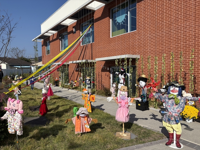 지난해 개원한 국공립 영덕 하나어린이집 원생들이 가을을 주제로 한 허수아비 40점을 만들어 전시회를 열었다.(독자제공)