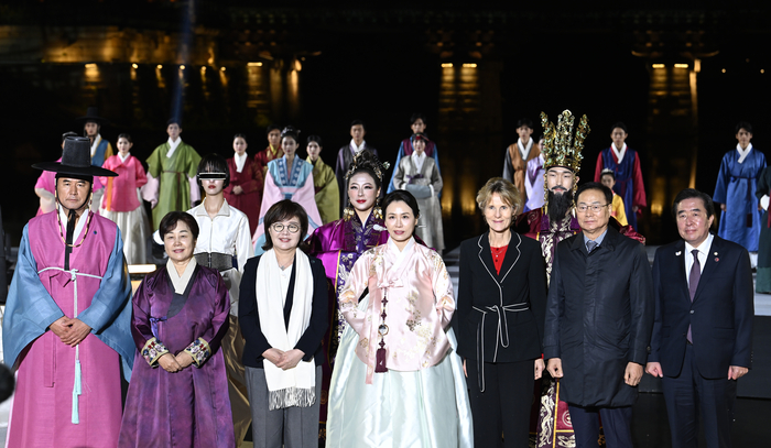 29일 오후 경북 경주시 월정교 특설무대에서 2025 APEC 정상회의 한복패션쇼가 마친 후 김혜경(왼쪽 넷째)여사와 다이애나 폭스(왼쪽 다섯째) 캐나다 총리 부인을 비롯한 내빈들이 기념촬영을 하고 있다.
이윤호기자 yoonhohi@yeongnam.com