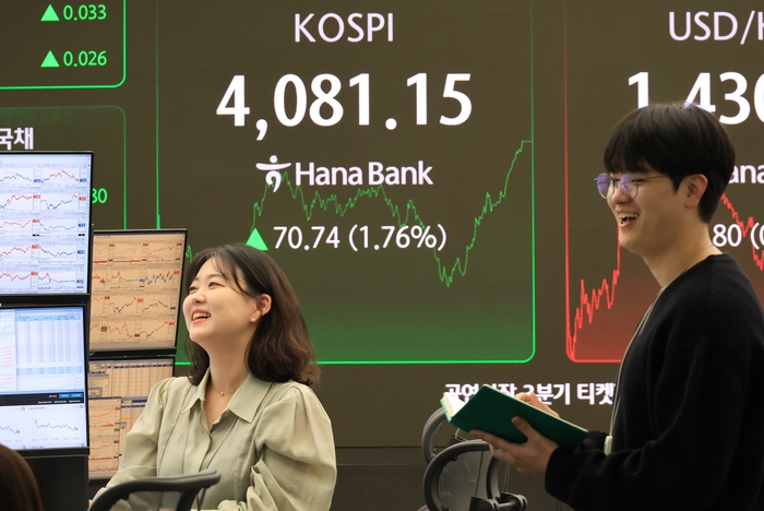 29일 서울 중구 하나은행 본점에서 직원들이 증시와 환율을 모니터하고 있다. 이날 코스피는 70.74p(1.76%) 오른 4,081.15로 장을 마쳤다. 연합뉴스