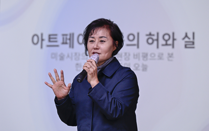 28일 대구 동구 영남일보사 대강당에서 열린 영남일보 CEO 아카데미에서 한미애 한성대 교수가 아트페어 열풍의 허와 실을 주제로 강연하고 있다.
이현덕기자 lhd@yeongnam.com