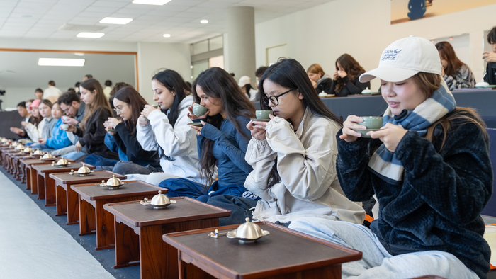 동국대학교 WISE캠퍼스 간화선 체험 프로그램에 참여한 외국인 참가자들이 선센터에서 전통 선다도 체험을 하고 있다. 참가자들은 다도 과정을 통해 마음의 안정과 선의 정신을 느끼는 시간을 가졌다. 동국대 WISE캠퍼스 제공