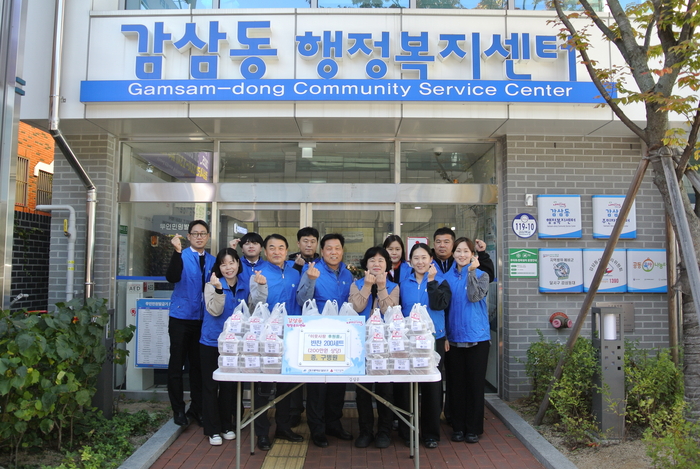 구병원 봉사단이 28일 대구 달서구 감삼동 행정복지센터 앞에서 저소득 취약계층 어르신 200세대를 위한 사랑의 반찬 나눔 행사를 진행한 뒤 기념촬영을 하고 있다.<구병원장>