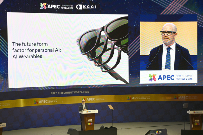 29일 오전 경북 경주예술의전당에서 열린 APEC CEO(최고경영자) 서밋에서 사이먼 밀너 메타 아시아태평양 공공정책 부사장이 AI 주도 경제를 주제로 연설하고 있다.
이윤호기자 yoonhohi@yeongnam.com