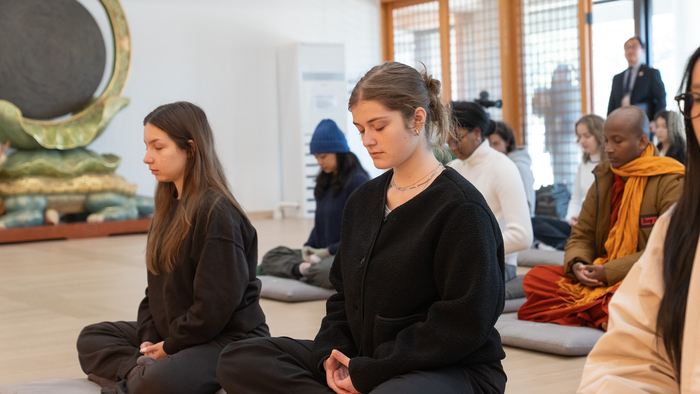 동국대학교 WISE캠퍼스 선센터에서 열린 간화선 체험 프로그램에서 외국인 참가자들이 참선 자세로 명상에 집중하고 있다. 이번 프로그램은 마음의 평화에서 세계의 평화로를 주제로 진행됐다. 동국대 WISE캠퍼스 제공