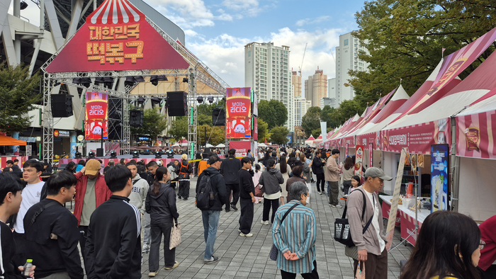 24일 오후 대구 북구 고성동 대구iM뱅크파크 일원에서 열린 제5회 떡볶이 페스티벌에 들른 시민들이 부스를 둘러보고 있다. 조윤화 기자