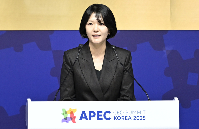 29일 오전 경북 경주예술의전당에서 열린 APEC CEO(최고경영자) 서밋에서 최수연 네이버 CEO가 AI 주도 경제를 주제로 연설하고 있다. 이윤호기자 yoonhohi@yeongnam.com