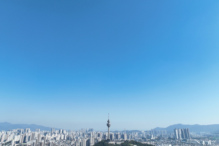 29일 오후 대구 두류공원에서 바라본 도심 하늘이 구름 한 점 없이 맑게 펼쳐져 가을의 청명함을 보여주고 있다. 대구지방기상청은 당분간 일교차가 큰 가을 날씨가 이어질 것으로 예보했다.
이현덕기자 lhd@yeongnam.com