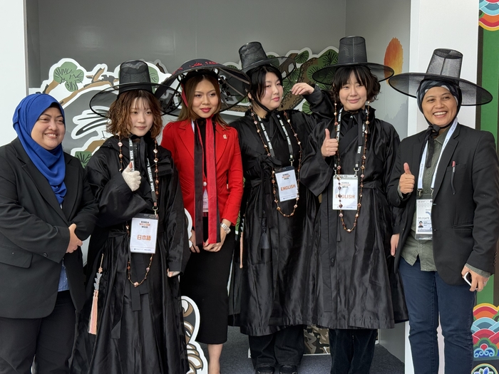 30일 오전 10시쯤 경주역 앞 광장에서 갓과 한복을 차려입은 봉사자들이 각국 수행단원들과 외국이 관광객들을 상대로 기념촬영을 하고 있다.