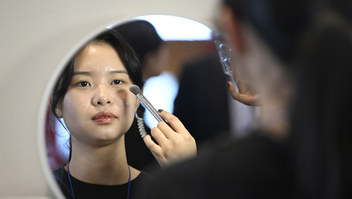 29일 오후 경북 경주시 황룡원에서 열린 K-beauty pavilion을 찾은 관람객이 자신에게 맞는 색상의 화장품을 시연하고 있다.
이윤호기자 yoonhohi@yeongnam.com