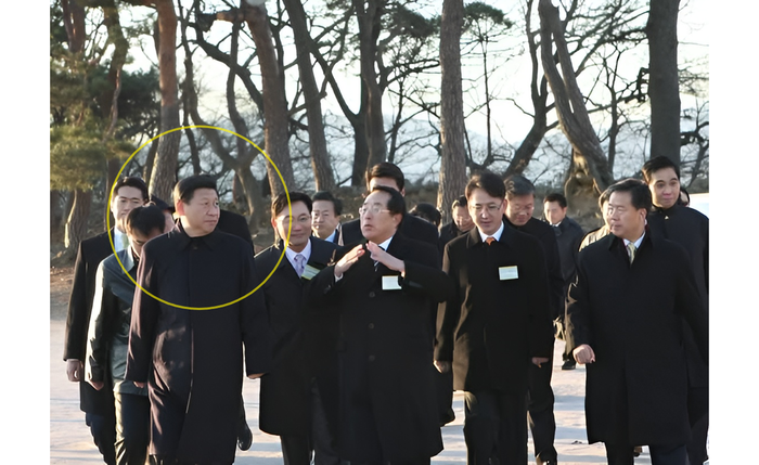 2009년 12월 18일 시진핑 당시 중국 부주석(왼쪽 원 안)이 경주 월성 일대를 둘러보고 있다. 백상승 당시 경주시장(가운데)이 월성의 역사적 가치와 복원 계획을 설명하고 있다. 독자 박원철씨 제공