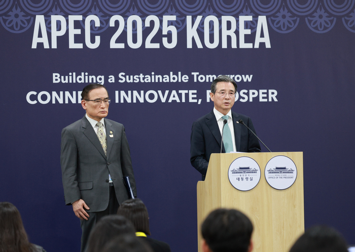 김용범(오른쪽) 대통령실 정책실장과 위성락 국가안보실장이 지난 29일 경주 APEC 미디어센터에서 한·미 정상회담 관련 브리핑을 하고 있다. 연합뉴스