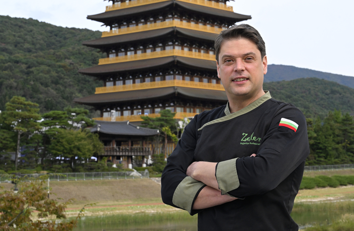 30일 오후 미카엘 아쉬미노프 셰프가 영남일보와의 인터뷰에서 APEC 기간 동안 경주에서 일하는 것에 대한 소감을 얘기하고 있다.
이윤호기자 yoonhohi@yeongnam.com