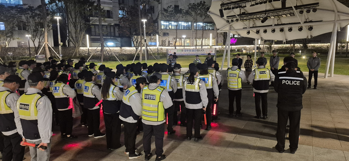 할로윈을 하루 앞둔 30일 대구 중부경찰서 경찰과 자율방범대원들이 인파사고 예방을 위해 합동 순찰에 나섰다. 사진은 본격적인 순찰에 앞서 2·28공원에 집결한 모습. 조윤화 기자