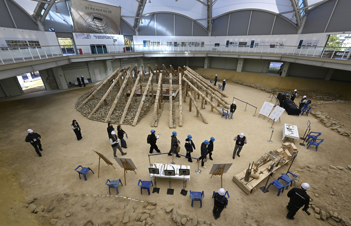 30일 오전 경북 경주쪽샘유적박물관에서 APEC 2025 코리아 투어 프로그램으로 열린 경주 쪽샘 44호분 축조실험 설명회에서 관람객들이 학예연구사의 축조실험에 대한 설명을 듣고 있다.
이윤호기자 yoonhohi@yeongnam.com