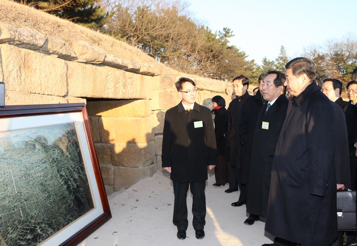 2009년 12월 18일 시진핑 당시 중국 부주석(오른쪽)과 백상승 당시 경주시장이 경주 반월성 내 석빙고를 찾아 석조시설에 대한 설명을 듣고 있다. 김호상 박사가 월성 일대 유적 지도를 보여주며 해설하고 있다. 독자 박원철씨 제공