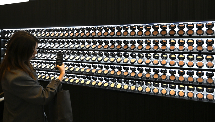 29일 오후 경북 경주시 황룡원에서 열린 K-뷰티 파빌리온(K-beauty pavilion)을 찾은 관람객이 헤라 서울 부스에 진열된 팩트를 촬영하고 있다.
이윤호기자 yoonhohi@yeongnam.com