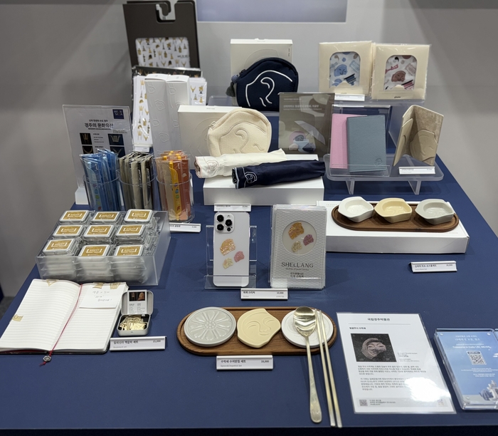 30일 오전 10시쯤 찾은 경주역사 내부 2025 APEC 팝업스토어에서 판매중인 신라문양이 새겨진 굿즈들. 구경모기자