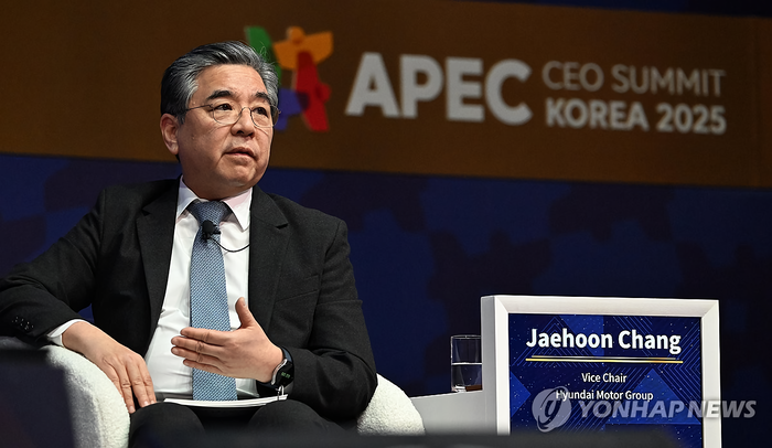 장재훈 현대자동차그룹 부회장이 30일 경주예술의전당에서 열린 APEC CEO 서밋 세션 연사로 나서 이바나 제멜코바 글로벌 수소위원회 CEO와 토론하고 있다. <연합뉴스>