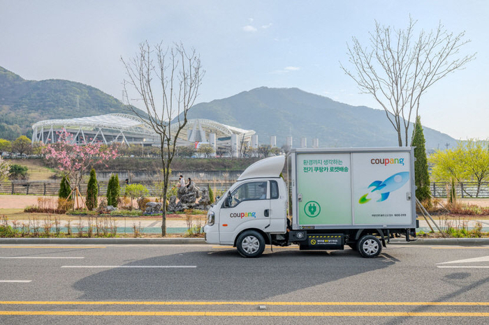 민주노총 전국택배노동조합이 0시부터 새벽 5시까지 심야배송 금지를 제안한 데 대해 당사자인 쿠팡 정규직 배송기사 노조와 소비자단체 등이 강력하게 반대 입장을 내고 있다다. <영남일보DB>