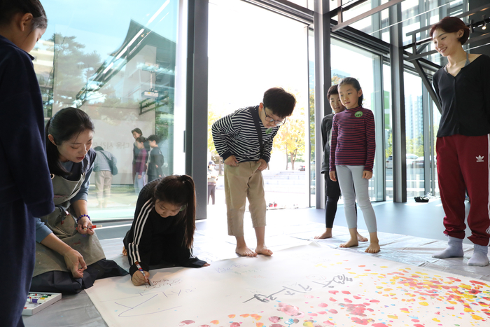 수성아트피아 신규 강의동 아테이너 그라운드에서 아이들이 시범 프로그램인 플로우 키즈랩에 참여하고 있다. <수성아트피아 제공>