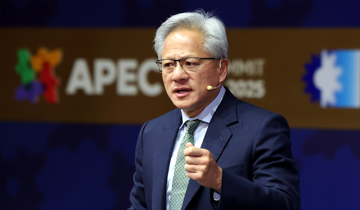 31일 2025 APEC(아시아태평양경제협력체) CEO 서밋 마지막 연사인 젠슨 황 엔비디아 CEO가 기조연설을 진행하고 있다. <연합뉴스>